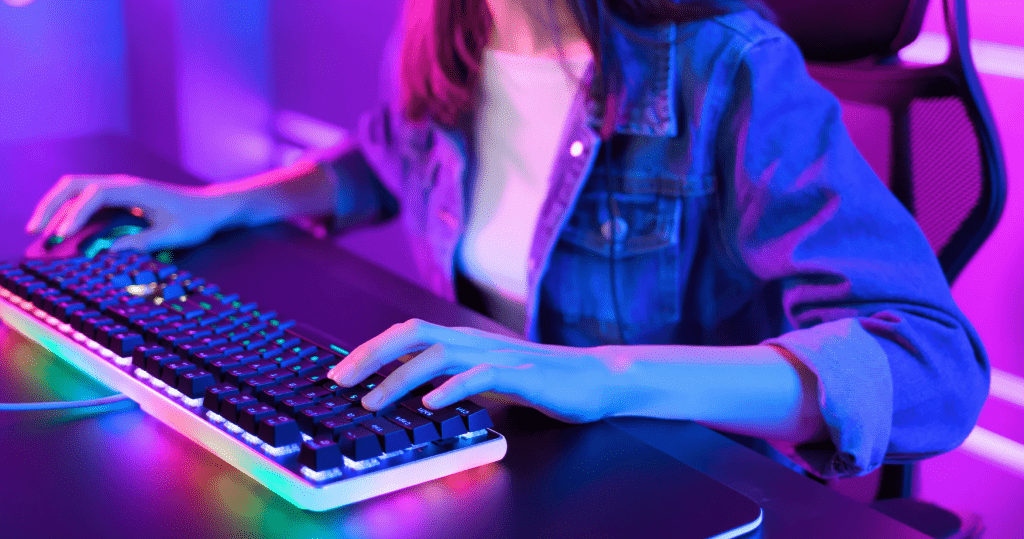 Una joven con luces led usando el ordenador.
