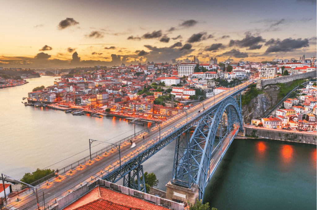 Un puente sobre un río al atardecer.