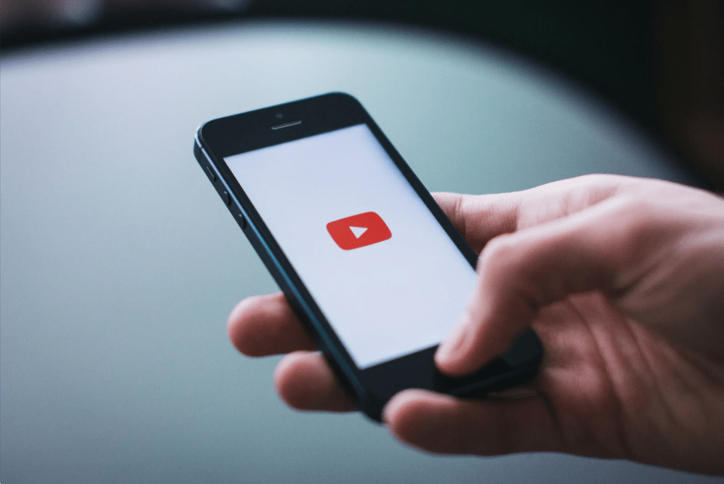 Un móvil con el icono de YouTube en la pantalla