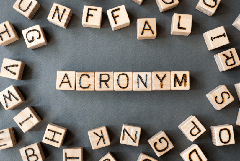 Cubos de madera que rezan "ACRONYM" en el centro.