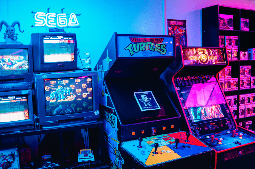 Varias máquinas arcade iluminadas con luces de colores.